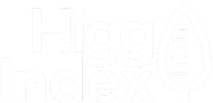 Logotipo da certificação Higg Index em traços brancos vazados sobre fundo transparente, acompanhado pelo ícone de uma folha estilizada à direita.
